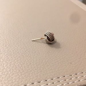 ONE Tiffany knot earring